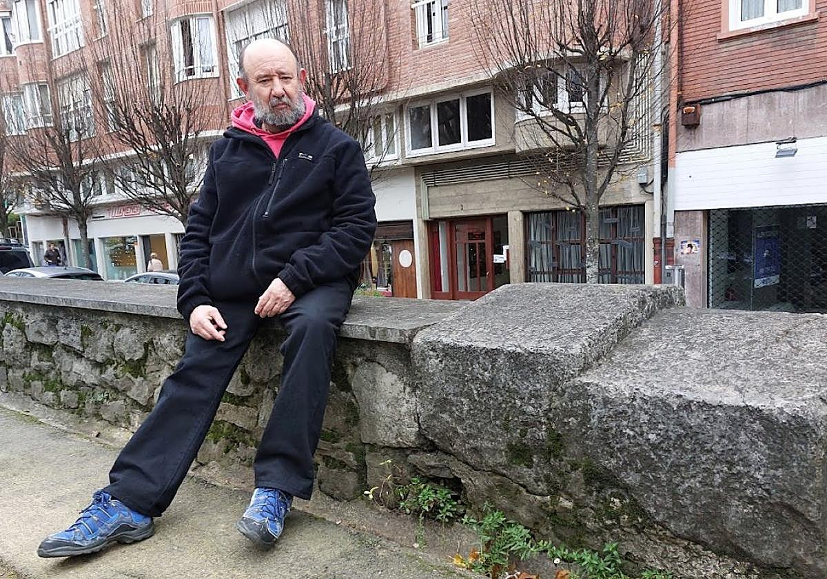 Rufino Rekalde sentado en los Tilos junto al 'botarri', elemento desconocido para muchos que se encuentra el medio del pretil del céntrico paseo.