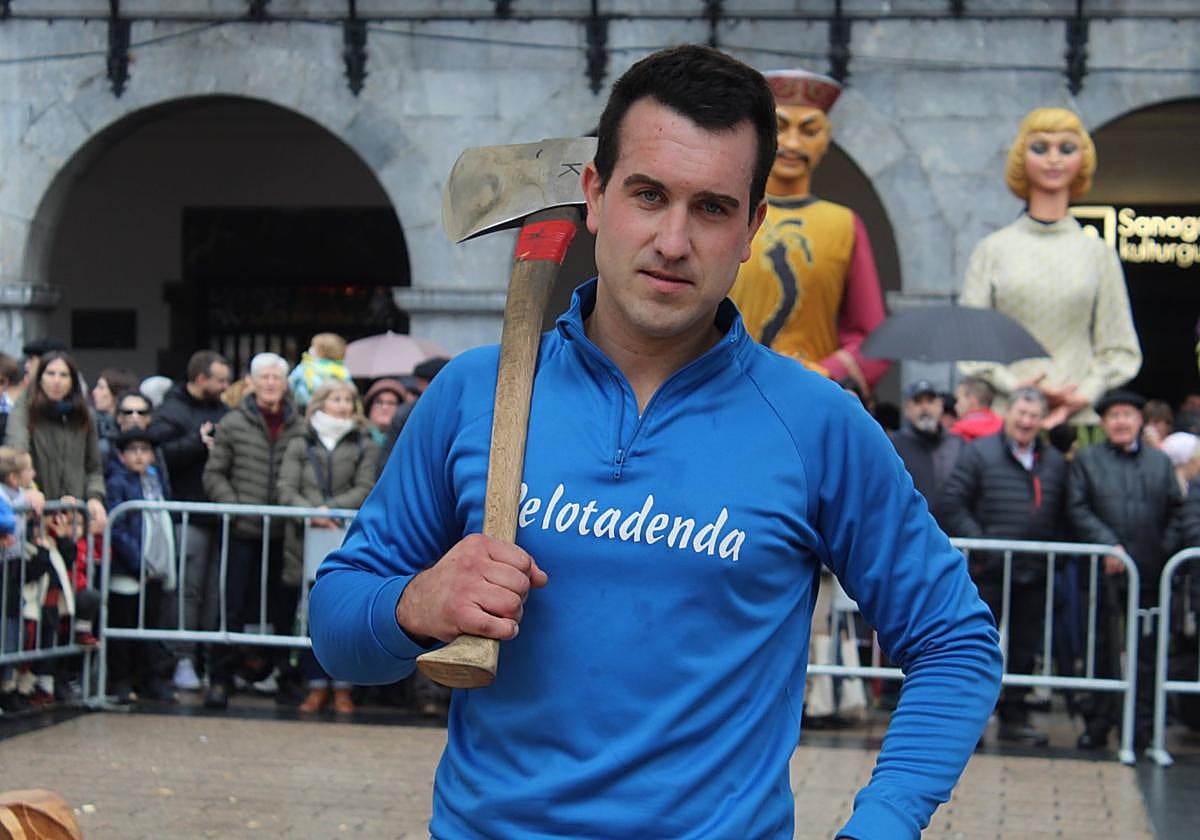 Mikel Larrañaga aizkolaria pasa den Santo Tomasetan, aizkorarekin, Azpeitiko plazan.