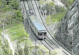 Un tren convecional circula por el desfiladero de Pancorbo, por el que debe ejecutarse también la nueva línea de alta velocidad entre Euskadi y Castilla y León.