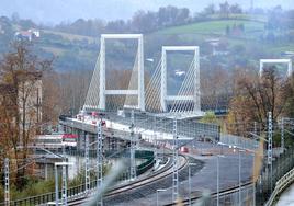 Puente atirantado para el paso del TAV que se ha construido sobre el Urumea en Hernani.