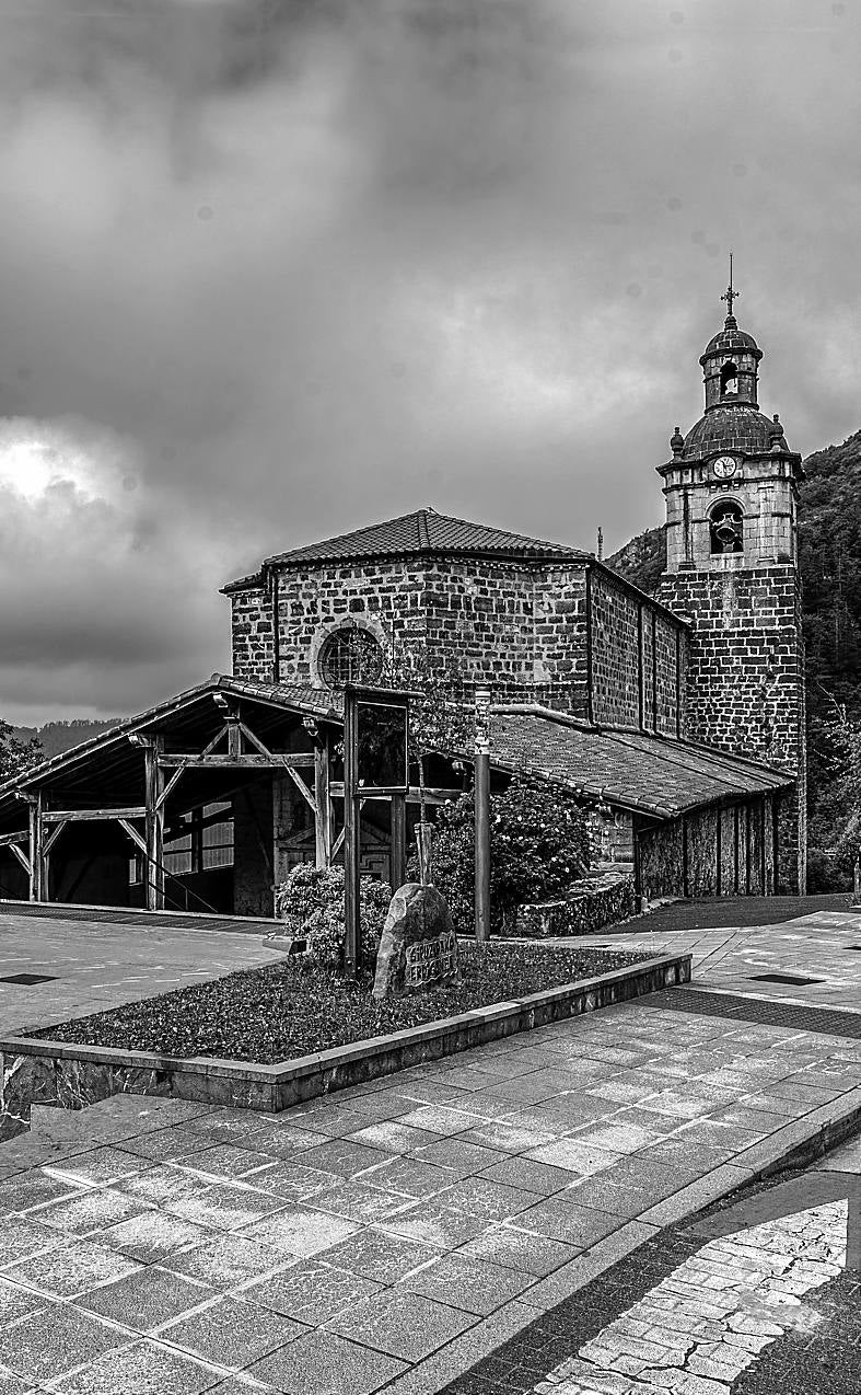 La iglesia de San Pedro, a cuya vera se alza el mojón que señala a Beizama como centro de Gipuzkoa.