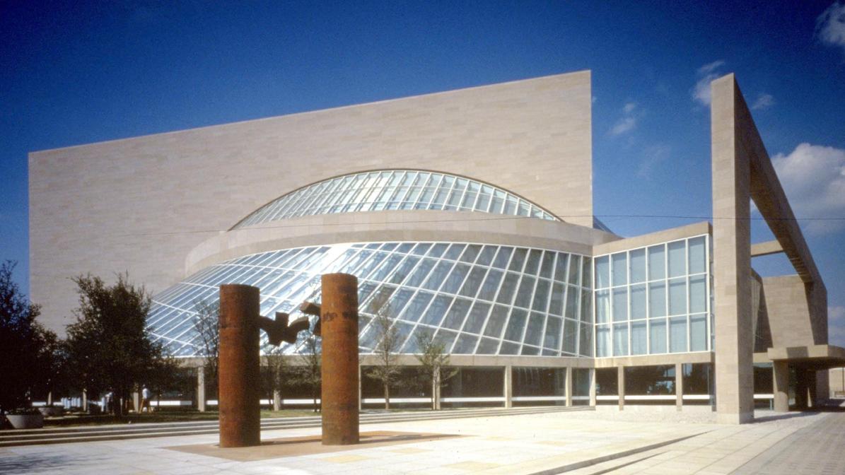 'Elogio a la música Dallas XV', obra de Eduardo Chillida ubicada frente al Morton Meyer Symphony Center (Dallas, 1989).