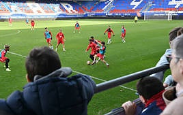 Aficionados del Eibar siguen un entrenamiento del equipo en Ipurua.