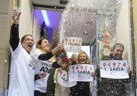 Celebración esta mañana del premio repartido en la administración del número 10 de la calle Matía de San Sebastián.