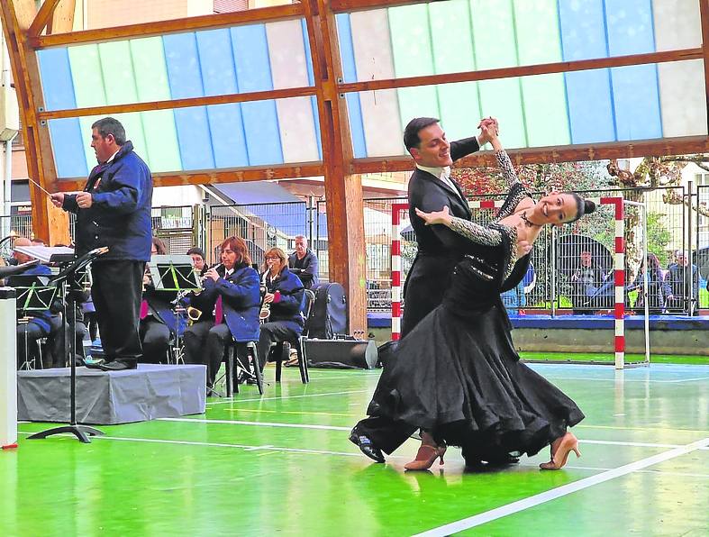 Los bailarines Darío Menor y Josune Gurrutxaga cautivaron al público.
