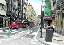 Escribe la lectora C. C. y comenta: «Parece que el tramo de obras de la calle San Martín está ya acabado pero aún no se puede girar desde la calle Urbieta. ¿Se podría saber cuándo lo abren de nuevo al tráfico de coches y no solo de autobuses, taxis y tren TxuTxu?».