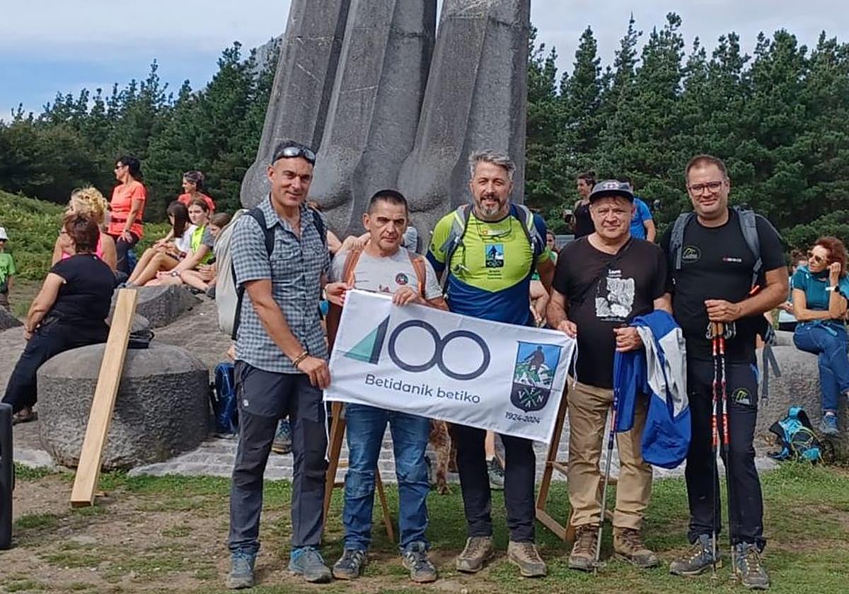 Euskal herriko mendi federazioko ordezkariak irdu korporatiboa duen bandera batekin Besaiden.