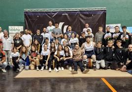 Foto de familia tras disputarse en el frontón Aritzbatalde el Campeonato de Gipuzkoa de halterofilia organizado por ZKEHalterofilia.