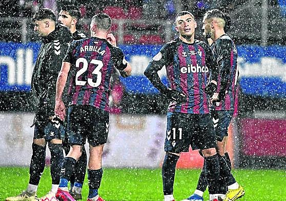 Arbilla y Yanis saludan a la grada una vez terminado el partido ayer en Ipurua.