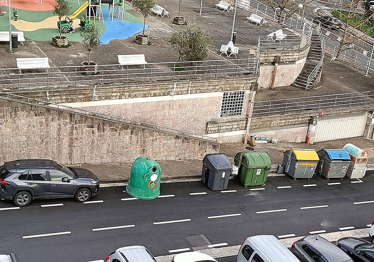 Escribe la lectora M. Minerva: «A parte de quitar un contenedor verde y no reponerlo, el espacio desperdiciado por no colocar el resto de contenedores bien es evidente. ¿De verdad que cuesta tanto hacer bien las cosas? En resumen. Que nos repongan el contenedor que falta y que coloquen bien el resto. Por cierto. Esto es en Altza. No estamos en el marco incomparable, pero pagamos igual».