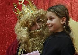 Una niña hace entrega de su carta al rey mago en Merkatuzar.