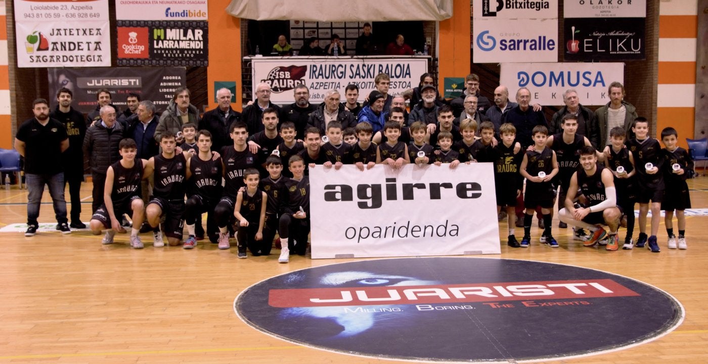 La actual cantera del club junto a los primeros equipos -masculino y femenino- del ISB.