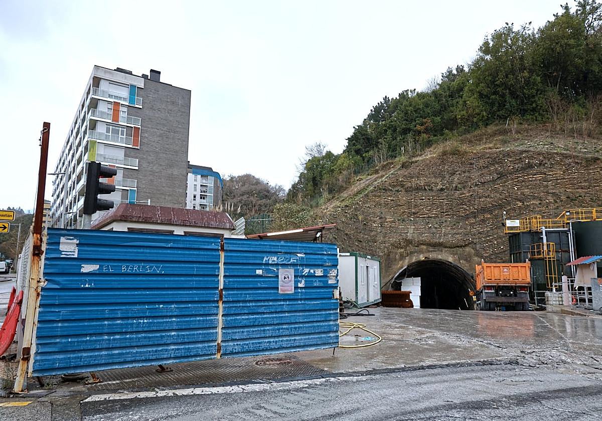 Obras del Topo en el barrio donostiarra de Morlans, donde el nuevo ramal enlazará con la vía principal.