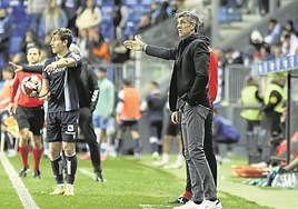 Imanol Alguacil da instrucciones a sus jugadores este domingo durante el partido en La Rosaleda.