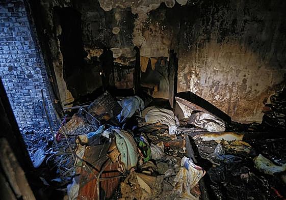 Estado en el que quedó el piso que se incendió por un cohete en Nochevieja en Errenteria.