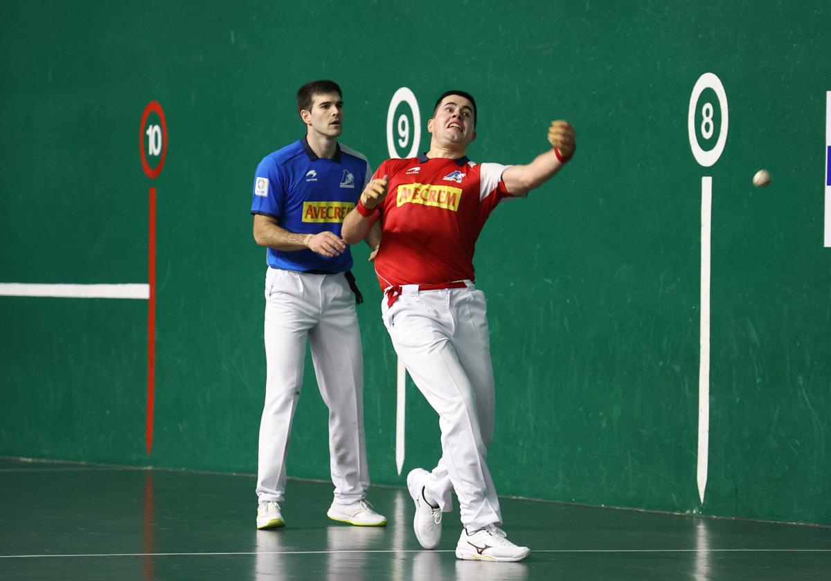 Xabi Tolosa se dispone a golpear la pelota en el Beotibar de Tolosa.