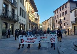 Los pensionistas volvieron a manifestarse ayer por la mañana por las calles del centro de Errenteria.