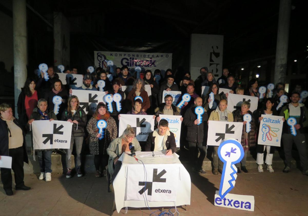 Lectura del manifiesto hecha por Miriam Luki e Iñaki Etxaniz junto a diversos colectivos en Areizaga-Kalebarren.