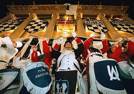 Hombres y mujeres compartieron por primera vez tablado en el inicio de la fiesta hace 25 años.