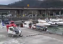 Agentes participantes en el simulacro han evacuado a su compañero desde el puerto de Orio.