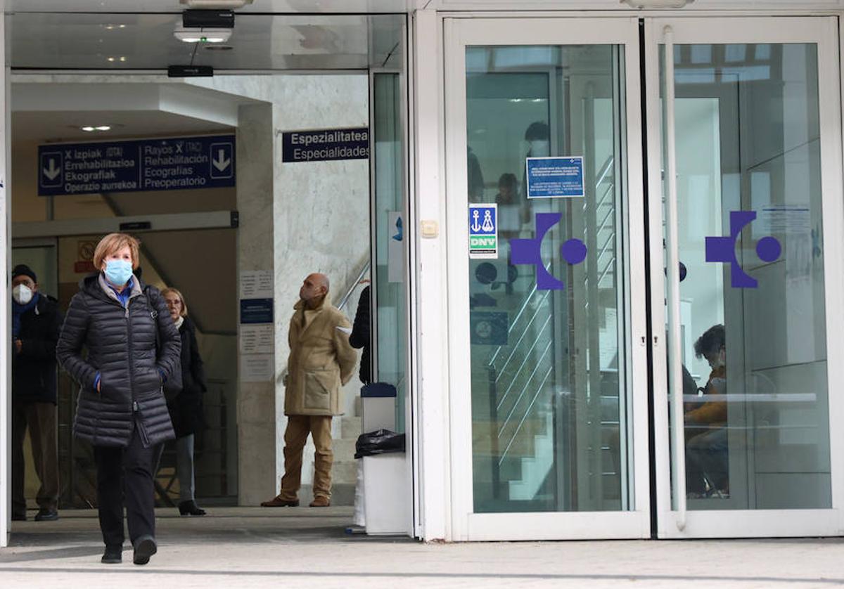 Una mujer sale del centro de salud de Amara Berri, en Donostia, con la mascarilla puesta.