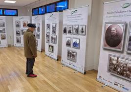 Los visitantes ya se han acercado a la exposición.