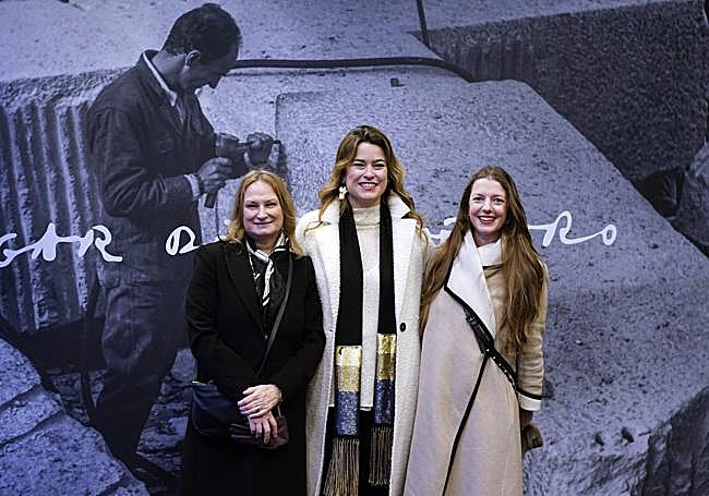 La directora del Museo Chillida Leku, Mireia Massagué (en el centro), junto a Dea Vanagan y Debbie Hillyerd, de la galería Hauser & Wirth.