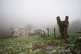 La niebla y los finos copos de nieve fueron protagonistas ayer en Otsaurte, mientras que en Zegama el frío se adueñó del municipio.