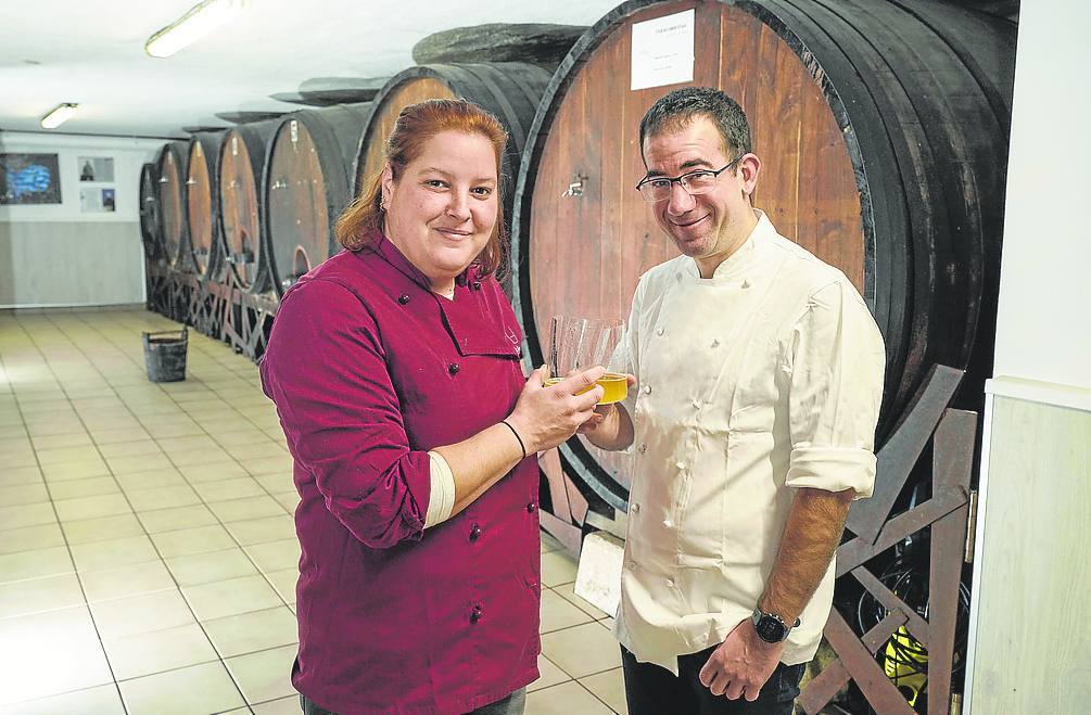 Amagoia y Agin, pilotos de Ipintza Sagardotegia, brindan por la buena marcha la sidrería.