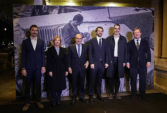 Xabier Lertxundi, Eider Mendoza, Luis Chillida, Ernest Urtasun, Eneko Goia y Bingen Zupiria posan a la entrada del Teatro Victoria Eugenia.