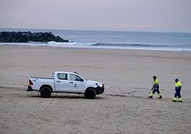Miembros de la limpieza de playas donostiarras esta mañana en Zurriola