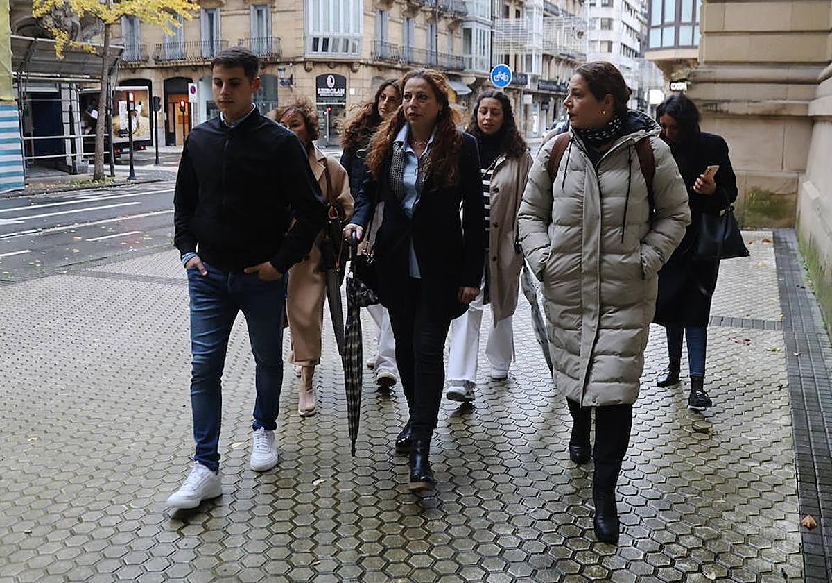 Fátima Hacine-Bacha llega al juzgado acompañada de su hijo y familiares.