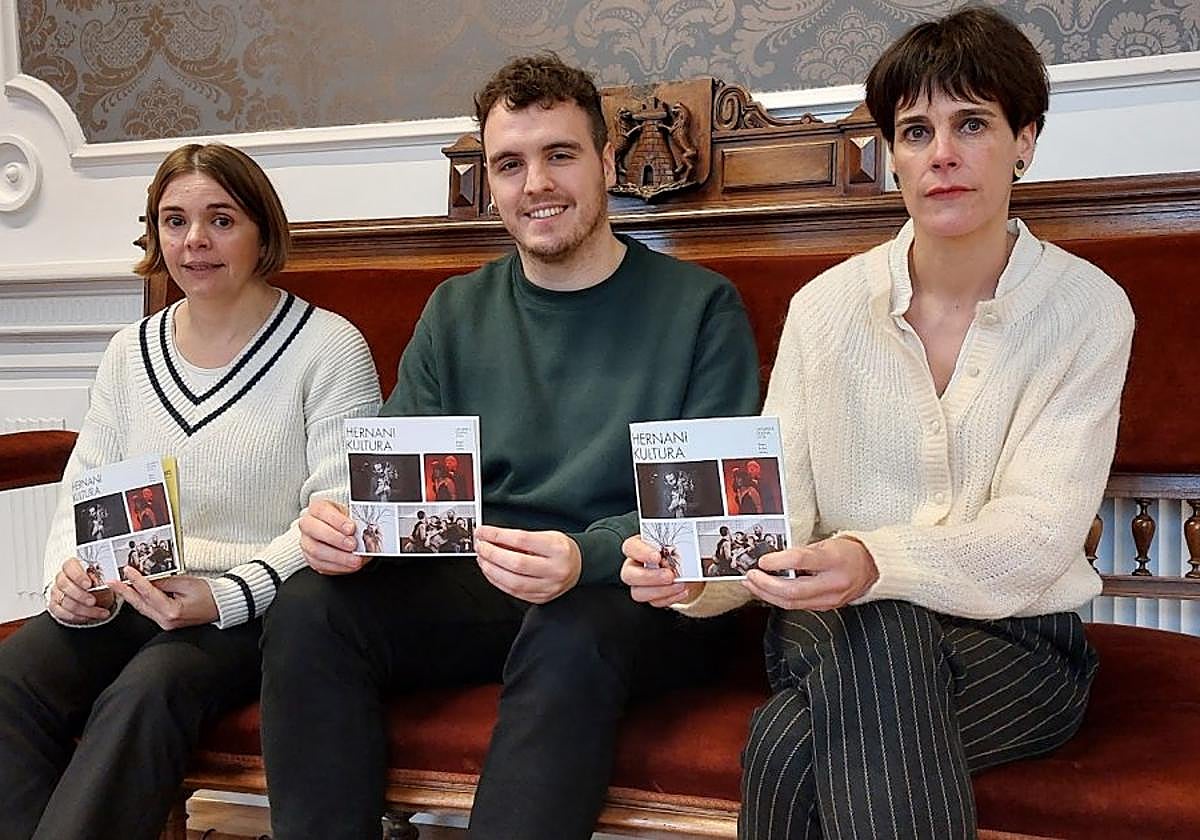 Ainara Aiestaran, Aitor Huizi y Agurtzane Aizpuru mostrando el folleto que recoge las actividades de la primera mitad de este año.