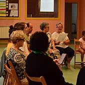 El coro agrupa a eibarreses de diferentes generaciones, unidos por su afán por la música.