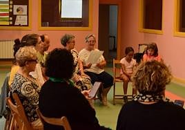 El coro agrupa a eibarreses de diferentes generaciones, unidos por su afán por la música.