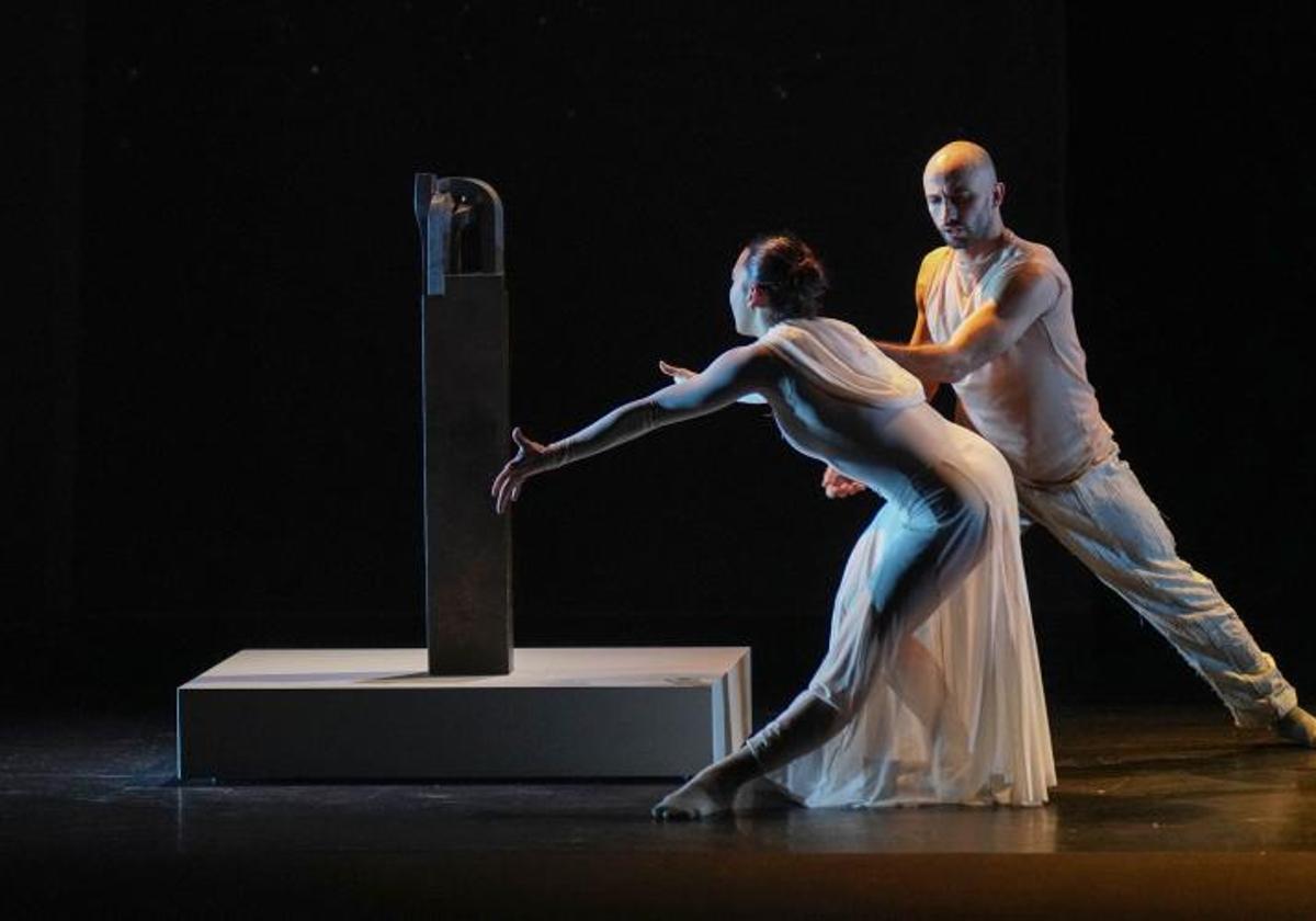 Los bailarines Sephora Ferrillo y David Serrano de Metamorphosis Dance ejecutan la coreografía 'Horizonte' junto a la escultura 'Estela XIV' en el acto de homenaje a Chillida.