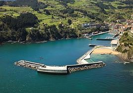 Dique de abrigo del puerto de Mutriku, donde se aloja la planta de energía undimotriz.