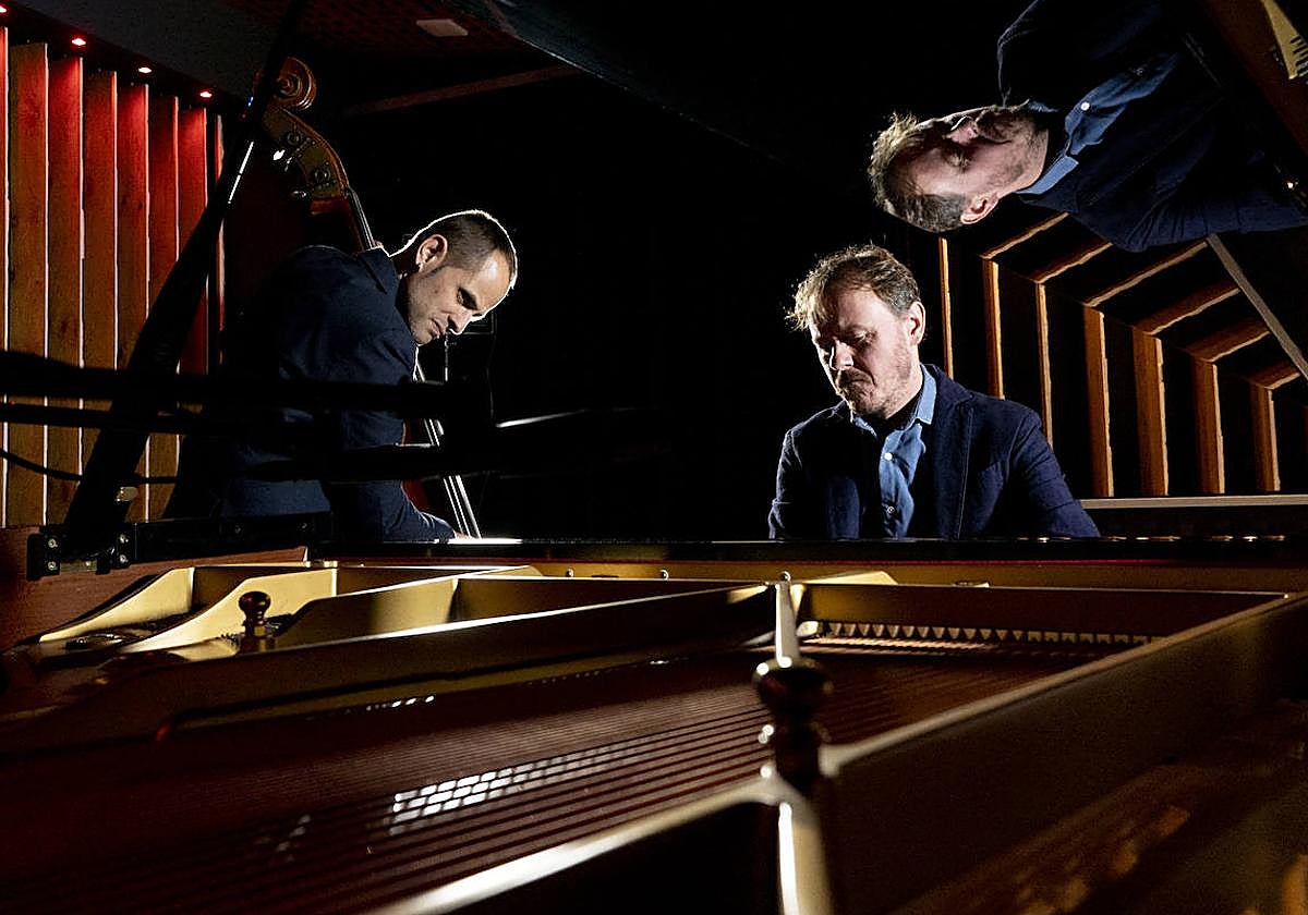 Fran Serrano y Paul San Martín presentarán su proyecto a dúo con el contrabajo y piano.