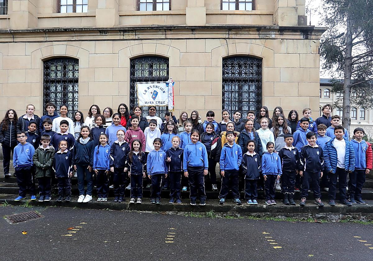 Las niñas y niños que forman parte de la Tamborrada Infantil de La Asunción en 2024