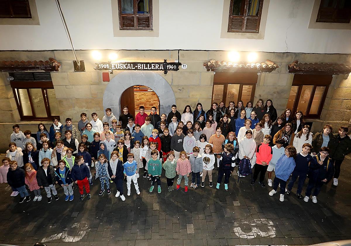 Las niñas y niños de Euskal Billera participantes en la Tamborrada Infantil 2024.