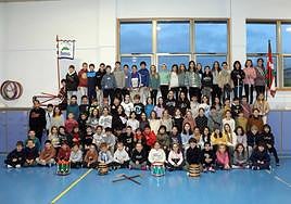 Alumnos del colegio Ikasbide que participarán el día 20 en la Tamborrada Infantil 2024 por el centro de San Sebastián