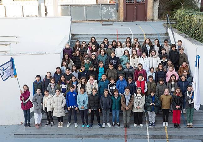 Alumnos del colegio Jesuitak que forman la segunda compañía del centro en la tamborrada infantil