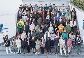 Alumnos del colegio Jesuitak que forman la primera compañía del centro en la tamborrada infantil