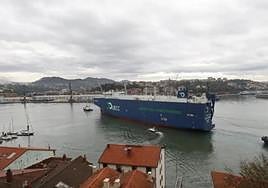 Un gran barco con coches llega al Puerto de Pasaia.