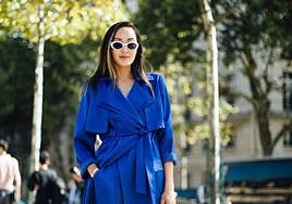 El 'total look' en azul klein con los complementos en blanco nos encanta.