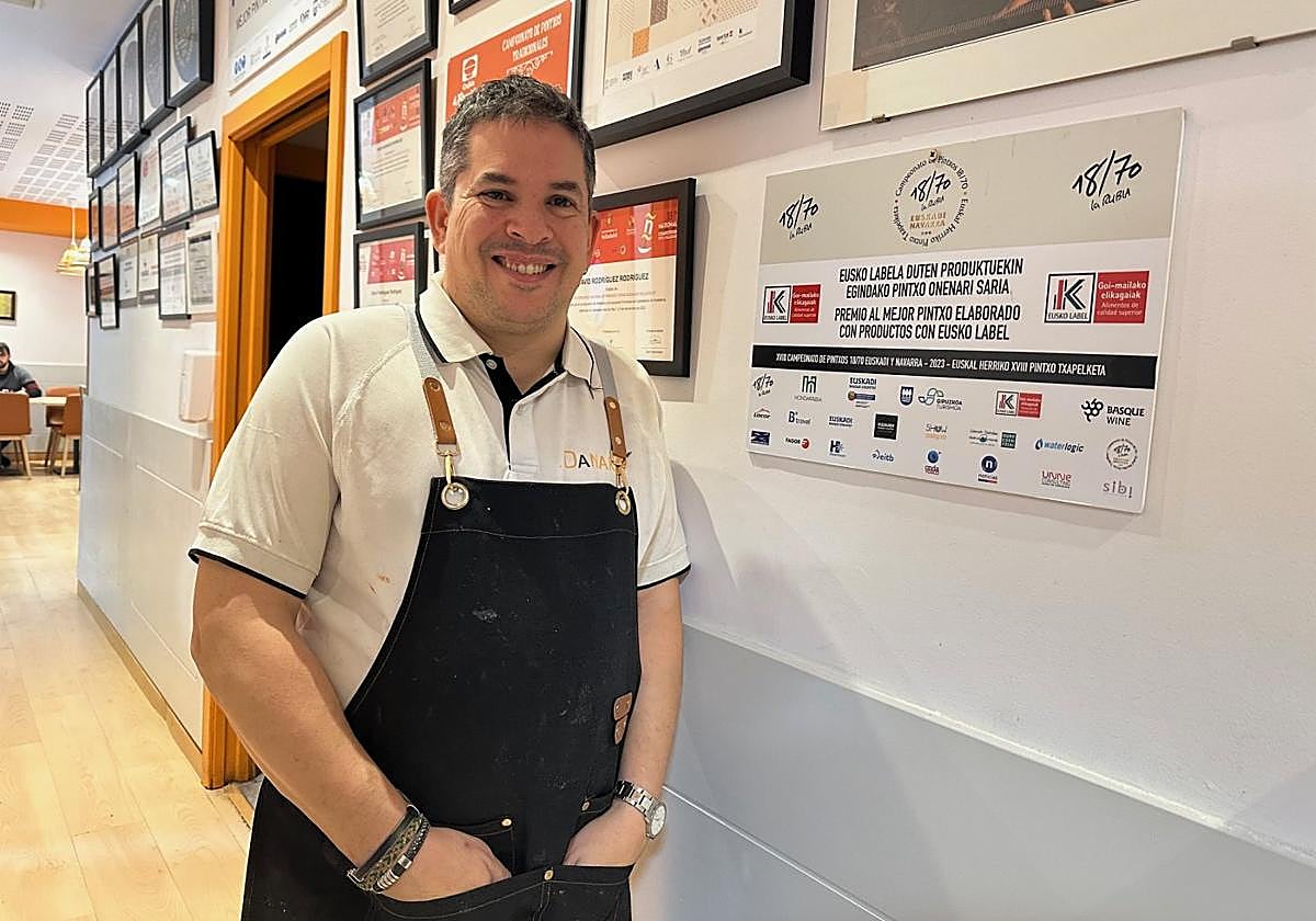 David Rodríguez en el Bar Danako, ante la pared en la que se pueden ver todos sus premios.