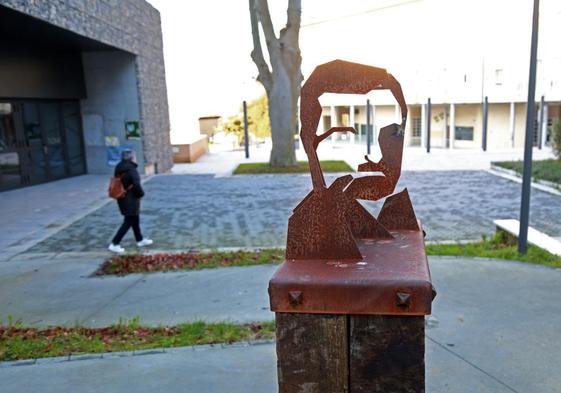 La escultura, obra de Eneko Salaberria, desvela el retrato de Xabier Lete en un juego de perspectiva.