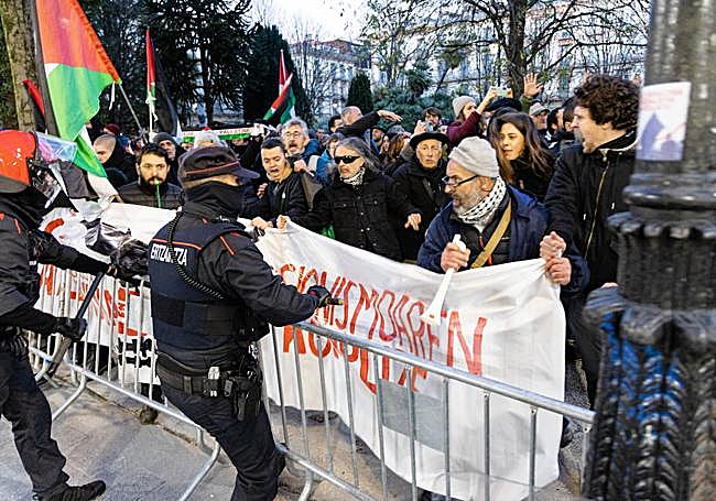 La Ertzaintza ha colado vallas ante los concentrados frente al Palacio foral.