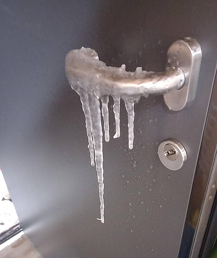 Imagen secundaria 2 - La nieve acumulada es importante en el exterior del refugio y el frío crea unos carámbanos hasta en la puerta...