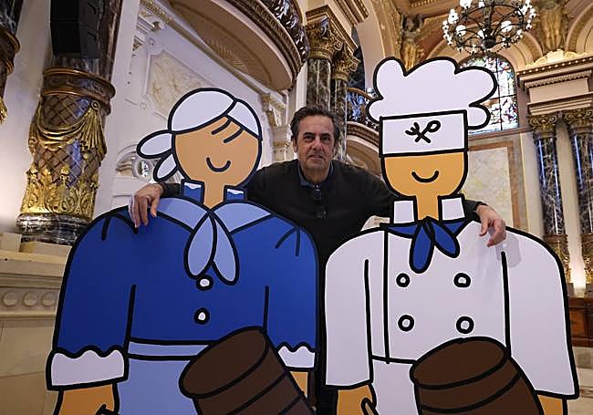 Oscar Casla con las dos nuevas imágenes que van a representar la Tamborrada Infantil.